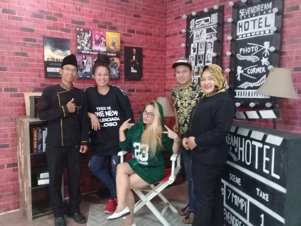 Nissa Sabyan Mampir di Seven Dream Syari'ah Hotel  